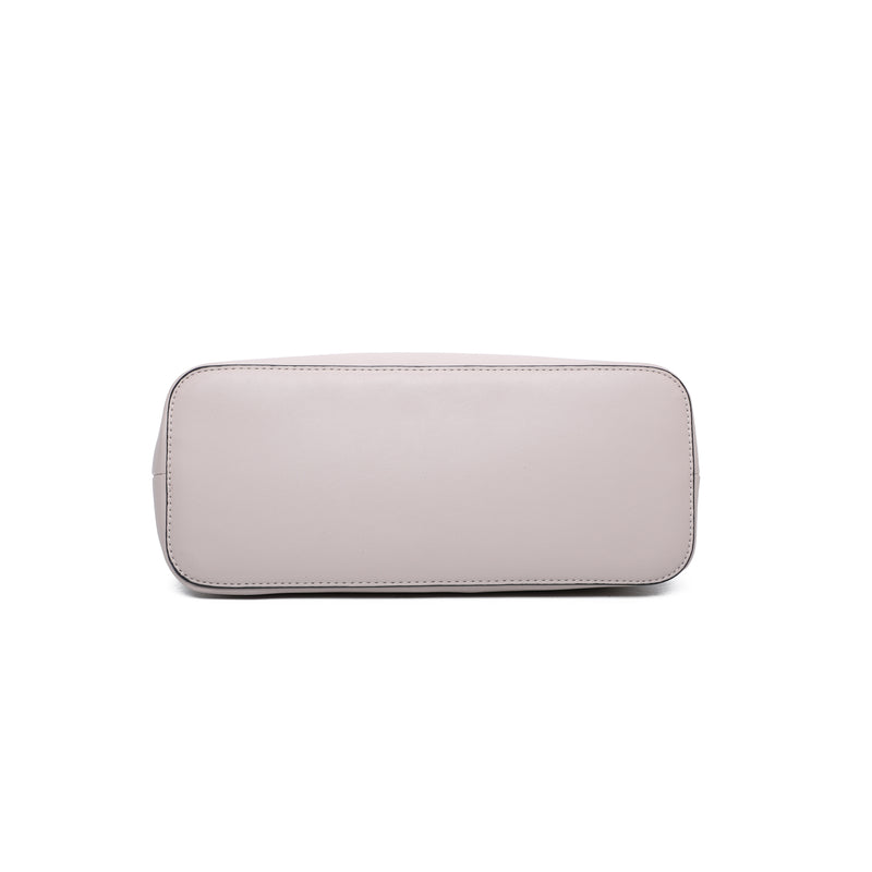 Sleek & Structured Handbag – A Perfect Blend of Style and Function.